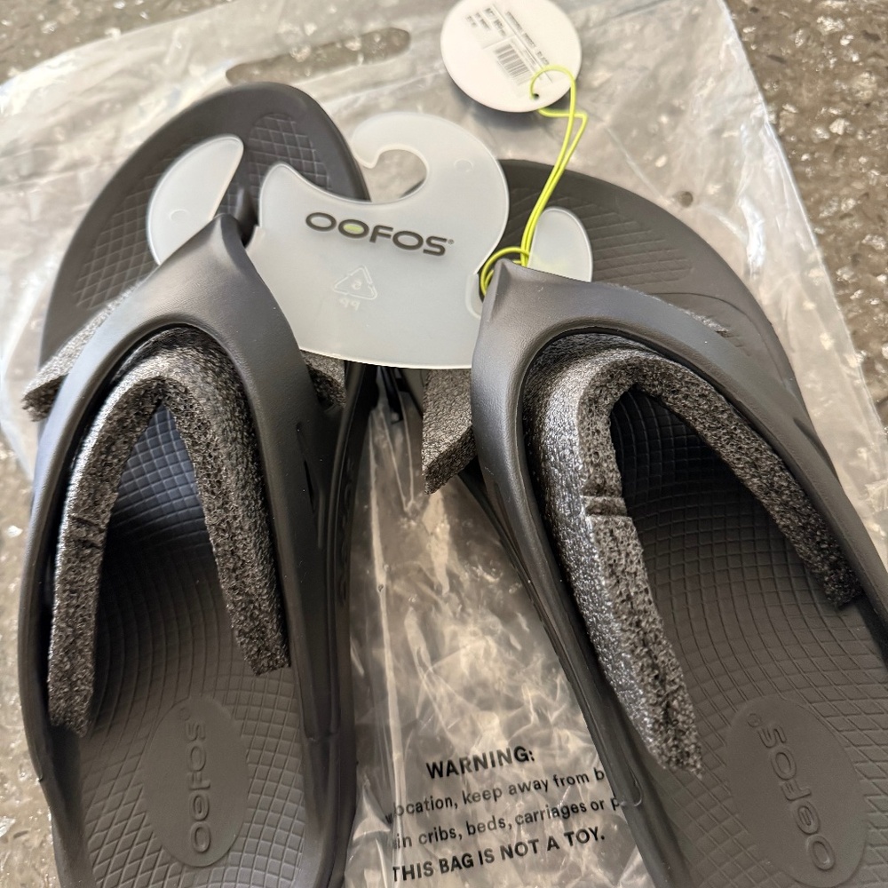 OOFOS NEW BLACK M7/W9 ORIGINAL